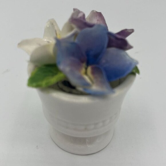 CROWN STAFFORDSHIRE Fine Bone China Basket of Hand Modelled Flowers 2-1/8“ Tall - Picture 1 of 3